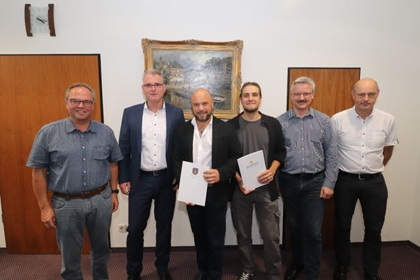 Bild Büroleiter Klaus Bonn, Bürgermeister Uwe Bruchhäuser, Alexander Specht, Daniel Plischka, Personalratsvorsitzender Thomas Gohmann, kfm. Werkleiter Jürgen Nickel