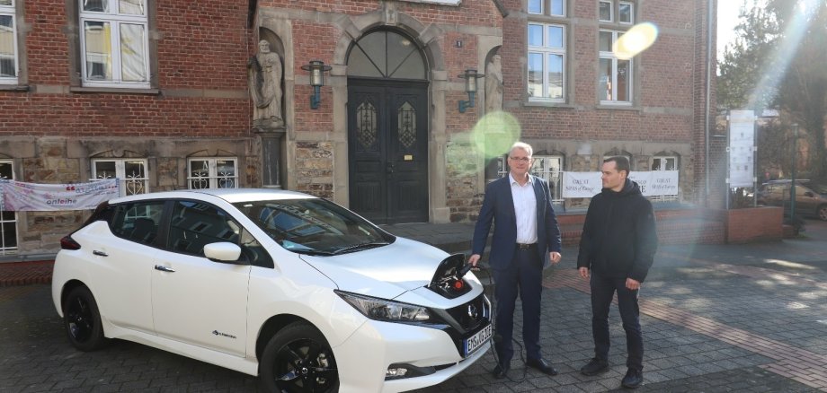 Bild vom E-Auto mit Bürgermeister Uwe Bruchhäuser