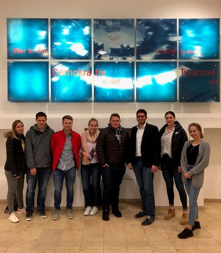 Gruppenbild der Azubis mit Ausbilder Kevin Vogelpoth