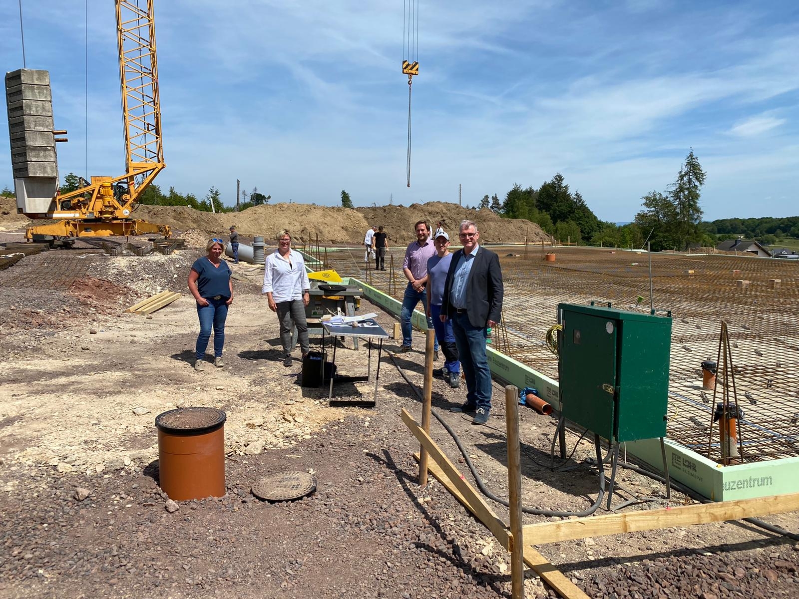 Bürgermeister Uwe Bruchhäuser (rechts) machte sich gemeinsam mit Leitung der Kita Winden, Tanja Ewerth, der Planerin und Architektin Sonja Meffert, Altendiez (von links) sowie Vertretern der beauftragten Baufirma einen Eindruck von der derzeitigen Herstellung der Bodenplatte des Kita-Neubaues.  
