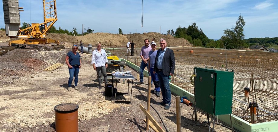 Bürgermeister Uwe Bruchhäuser (rechts) machte sich gemeinsam mit Leitung der Kita Winden, Tanja Ewerth, der Planerin und Architektin Sonja Meffert, Altendiez (von links) sowie Vertretern der beauftragten Baufirma einen Eindruck von der derzeitigen Herstellung der Bodenplatte des Kita-Neubaues.  