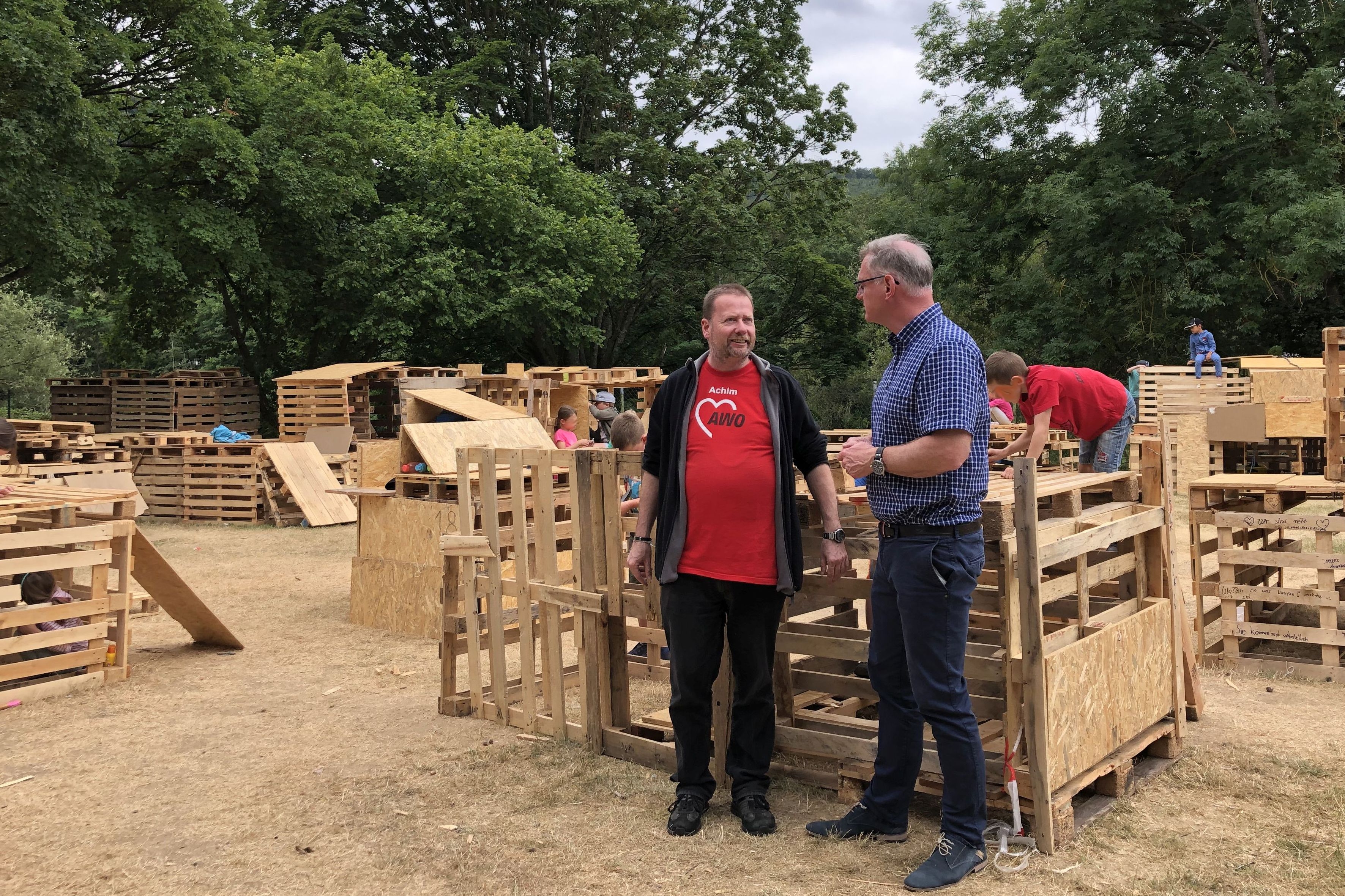 Bild Achim Hopfenmüller und Bürgermeister Uwe Bruchhäuser
