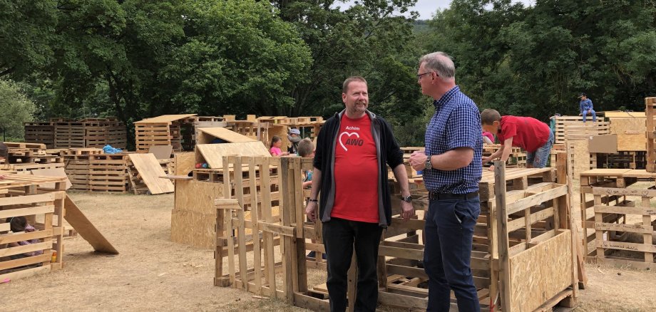 Bild Achim Hopfenmüller und Bürgermeister Uwe Bruchhäuser