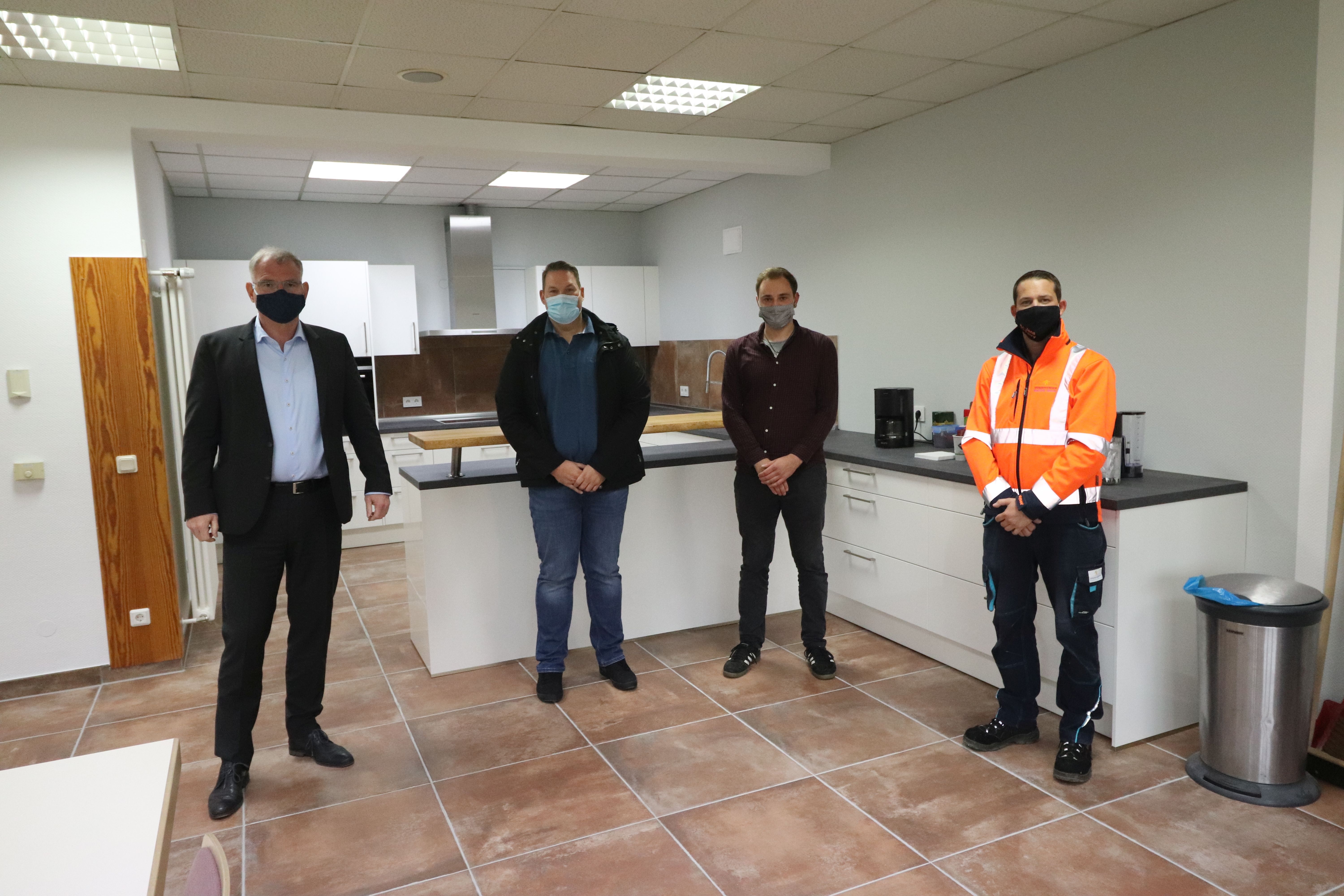 v.l.n.r. Bürgermeister Uwe Bruchhäuser, Erik Horbach, Pascal Klein, Jens Petry in der neuen Küche des Feuerwehrgerätehauses Nassau