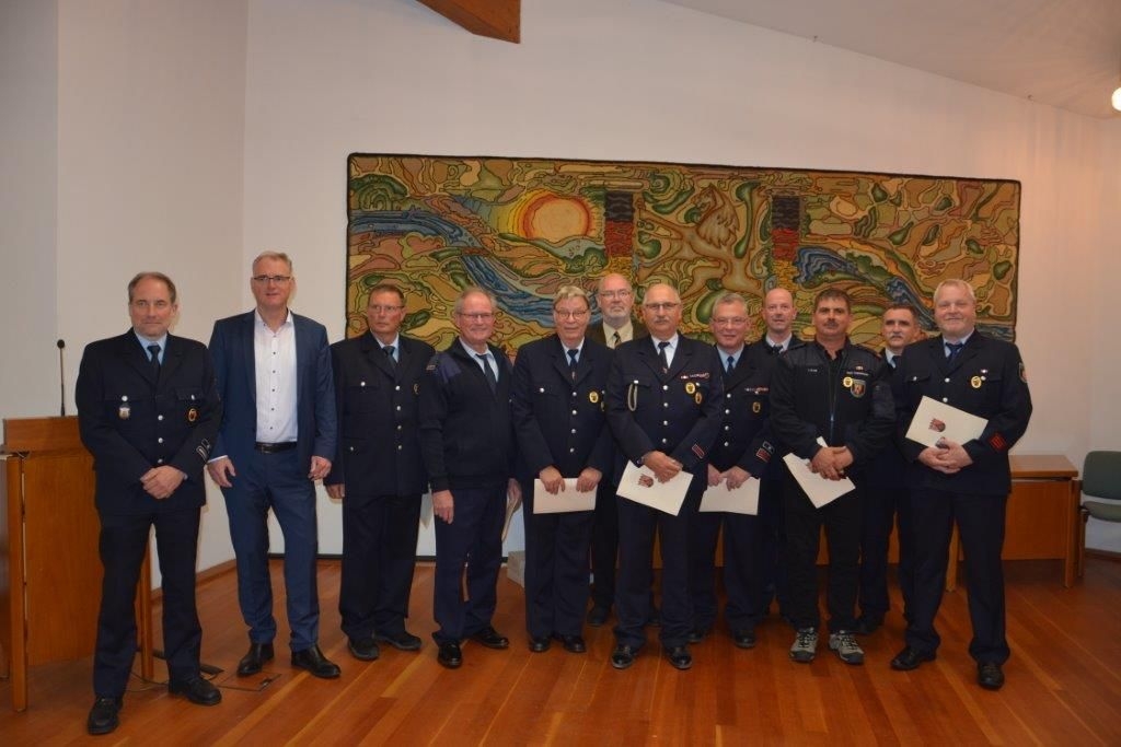 Gruppenbild der Feuerwehrkameraden mit Bürgermeister Uwe Bruchhäuser