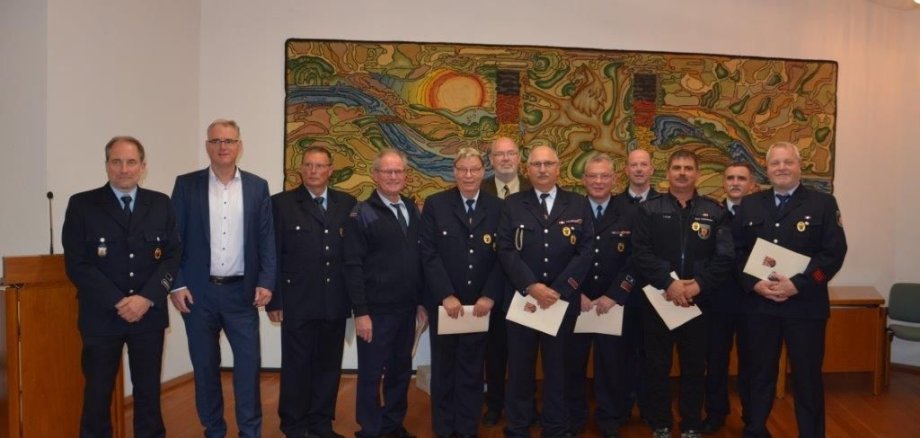 Gruppenbild der Feuerwehrkameraden mit Bürgermeister Uwe Bruchhäuser