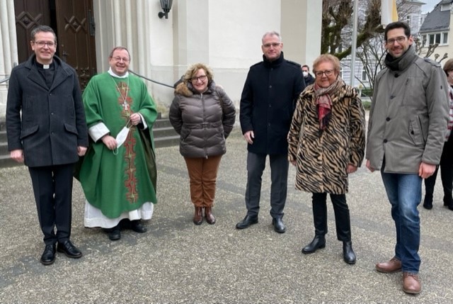 Bild Bischoff Bätzing mit den Gratulanten