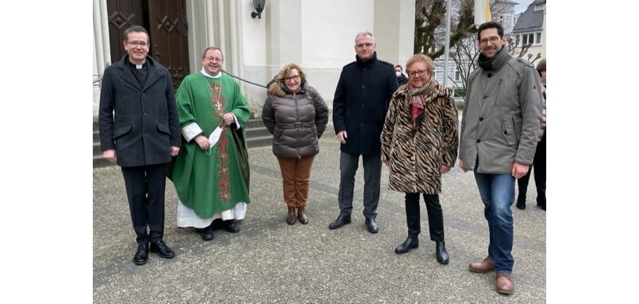 Bild Bischoff Bätzing mit den Gratulanten