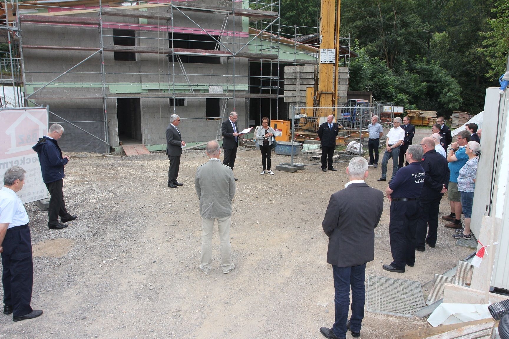 Bild von der Grundsteinlegung mit Innenminister Roger Lewentz und Bürgermeister Uwe Bruchhäuser sowie allen Anwesenden