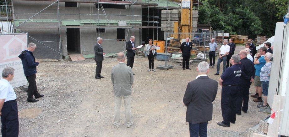 Bild von der Grundsteinlegung mit Innenminister Roger Lewentz und Bürgermeister Uwe Bruchhäuser sowie allen Anwesenden