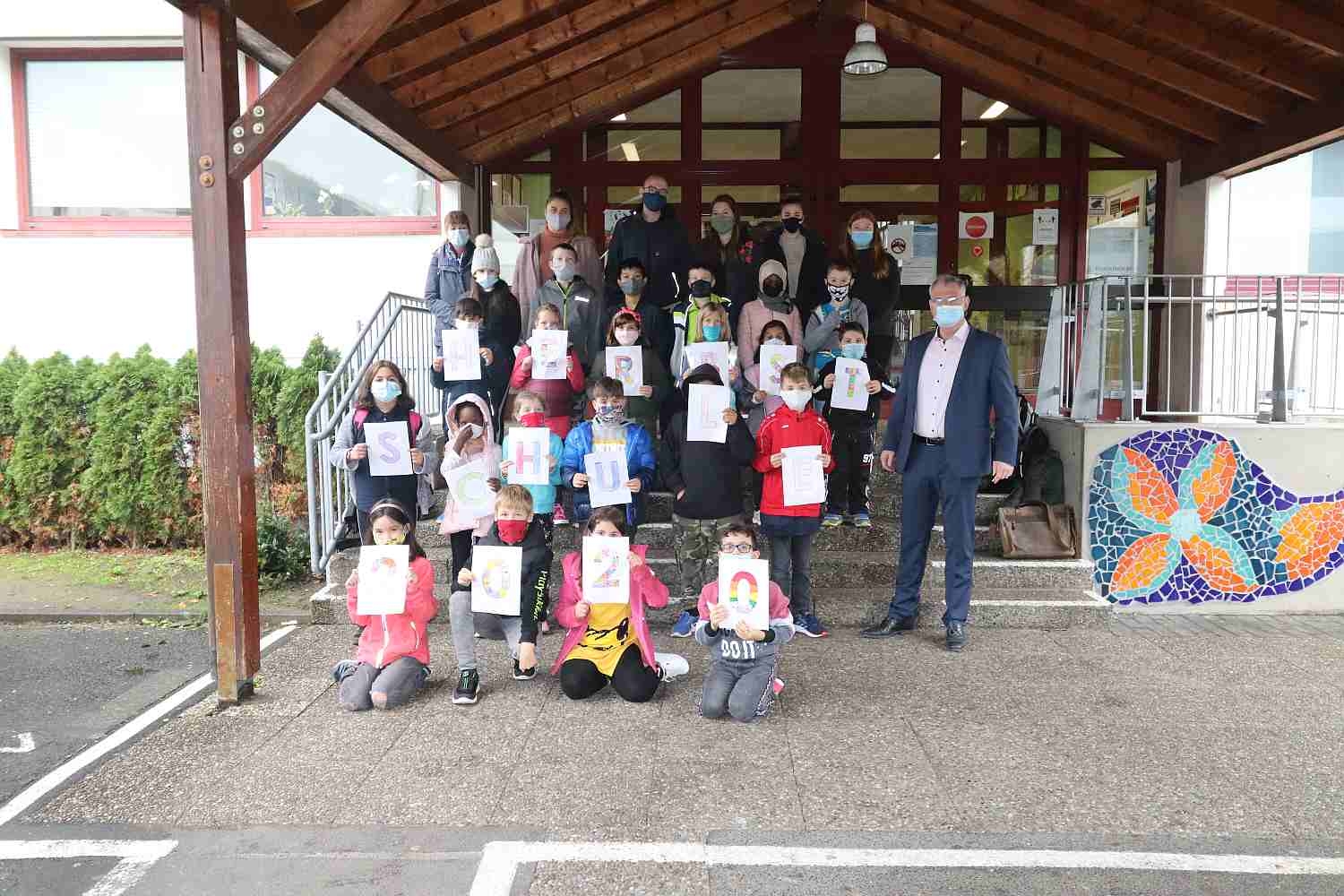 Bild Kinder mit Bürgermeister Bruchhäuser vor der Schule