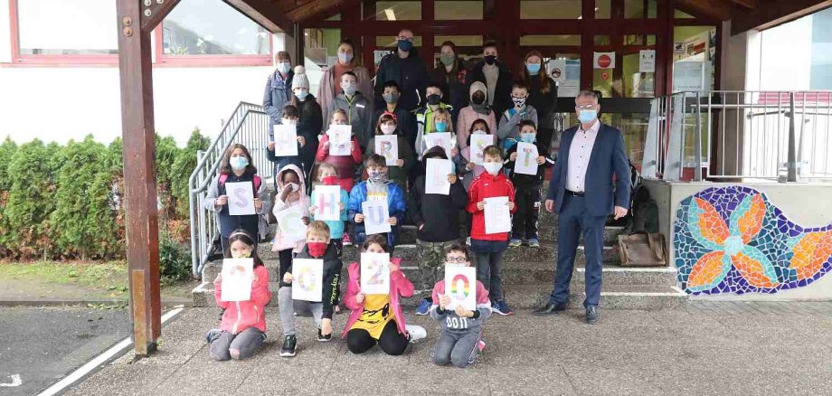 Bild Kinder mit Bürgermeister Bruchhäuser vor der Schule