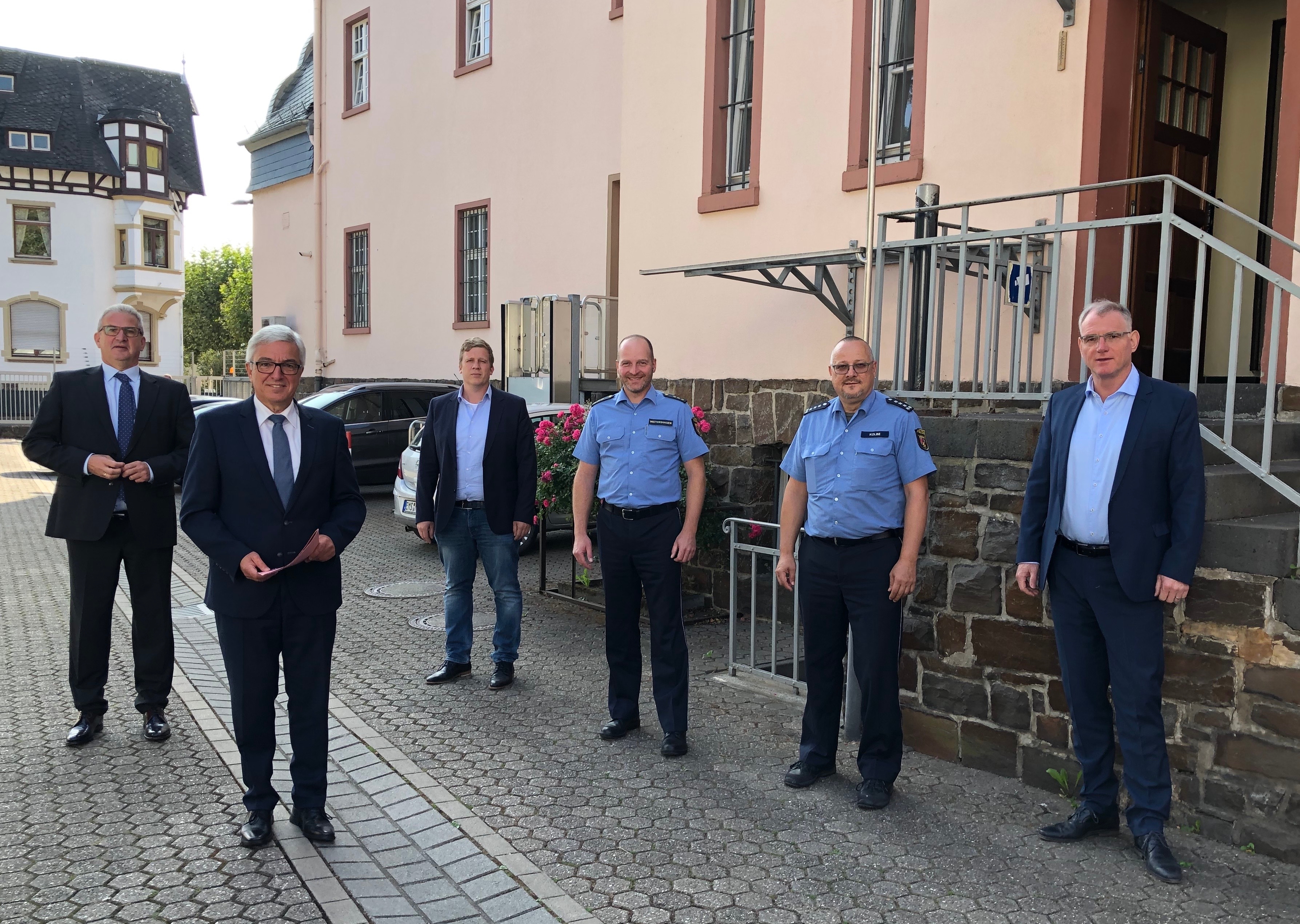 Gruppenbild mit Innenminister Roger Lewentz, Bürgermeister Uwe Bruchhäuser und dem  Leiter der Polizeidirektion Montabaur Christof Weitershagen