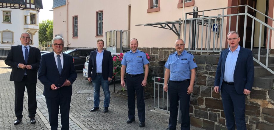 Gruppenbild mit Innenminister Roger Lewentz, Bürgermeister Uwe Bruchhäuser und dem  Leiter der Polizeidirektion Montabaur Christof Weitershagen