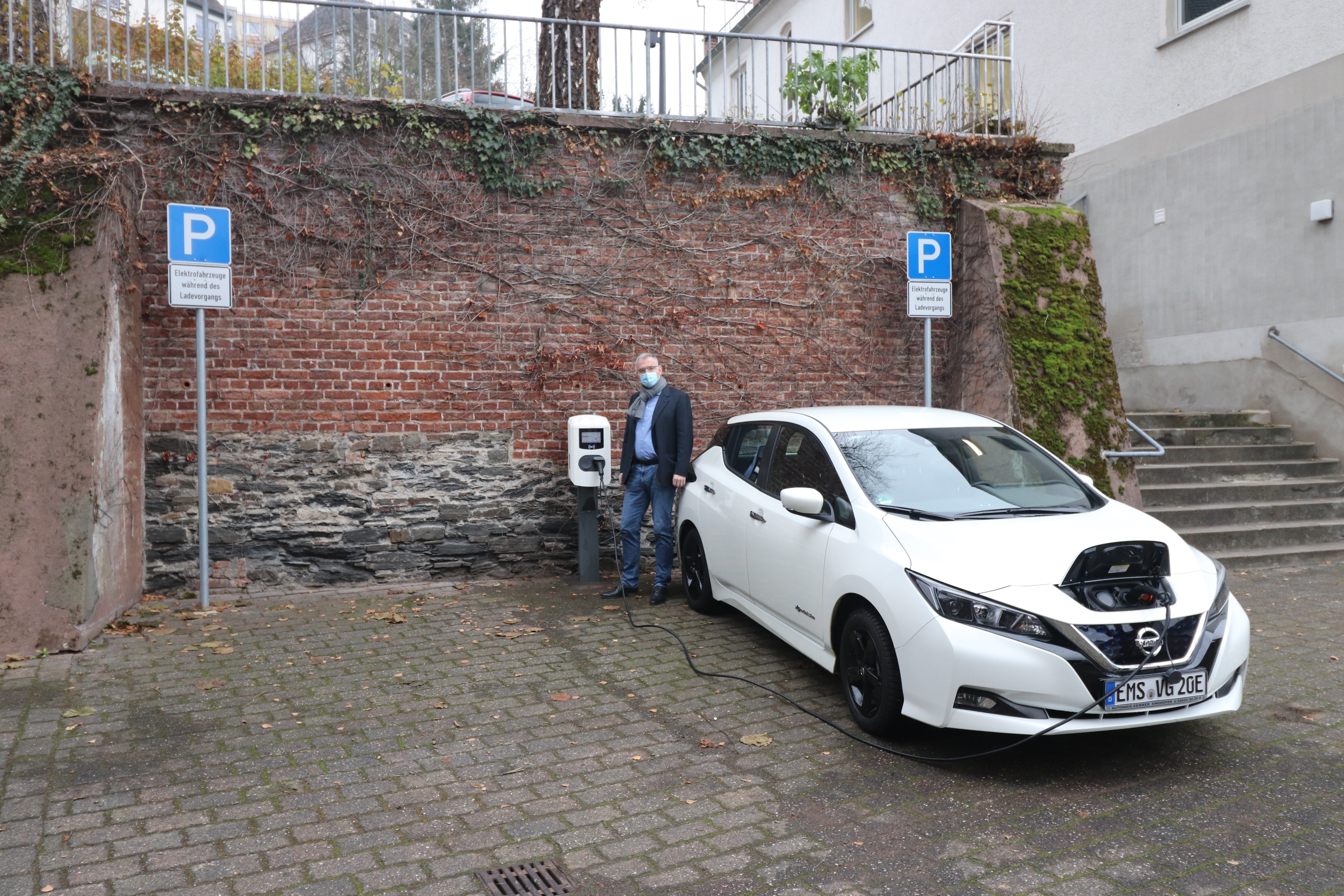 Bild: Bürgermeister Uwe Bruchhäuser an der Ladestation