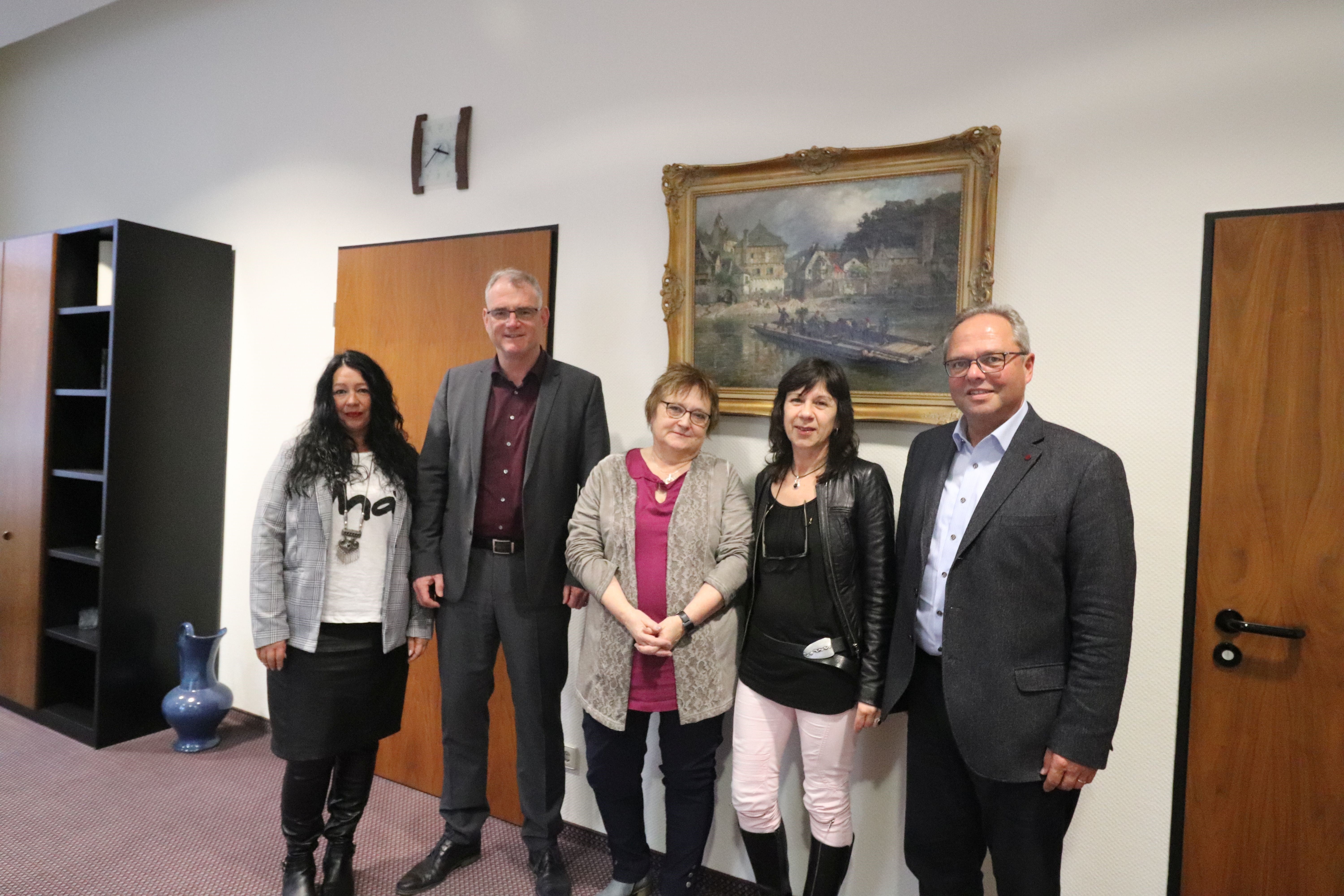 Bild Natascha Weithaas-Hofmann, Bürgermeister Uwe Bruchhäuser, Karola Braun, Leitung der Kindertagesstätte „Im Mühlbachtal“ Iris Zimmermann, Büroleiter Klaus Bonn