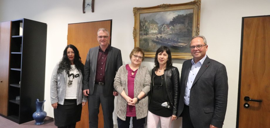 Bild Natascha Weithaas-Hofmann, Bürgermeister Uwe Bruchhäuser, Karola Braun, Leitung der Kindertagesstätte „Im Mühlbachtal“ Iris Zimmermann, Büroleiter Klaus Bonn