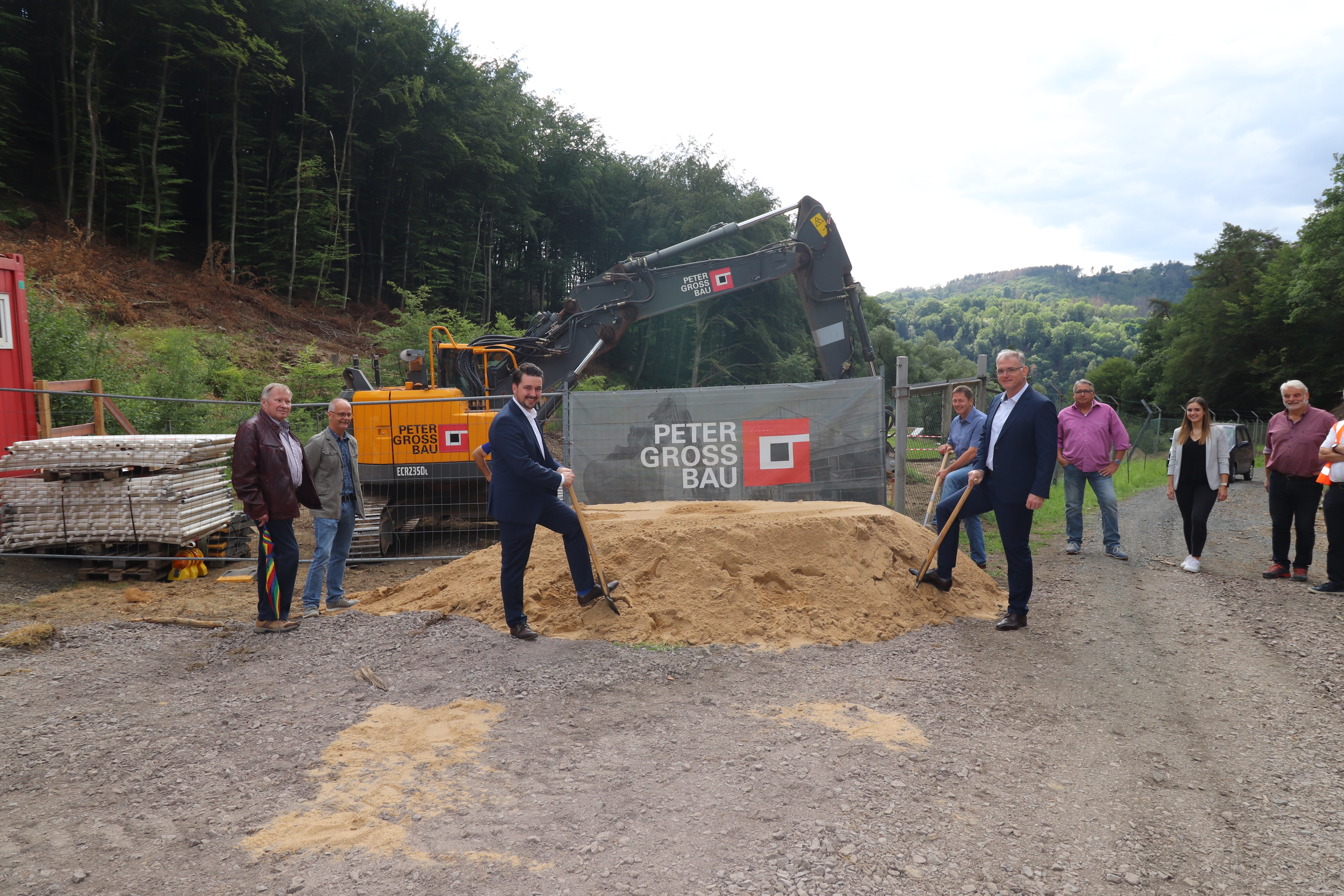 Stadtbürgermeister Krügel, Bürgermeister Bruchhäuser und Herr Grün von der SGD Nord führen den symbolischen Spatenstich zum Neubau des Hochbehälters Eisenbach aus