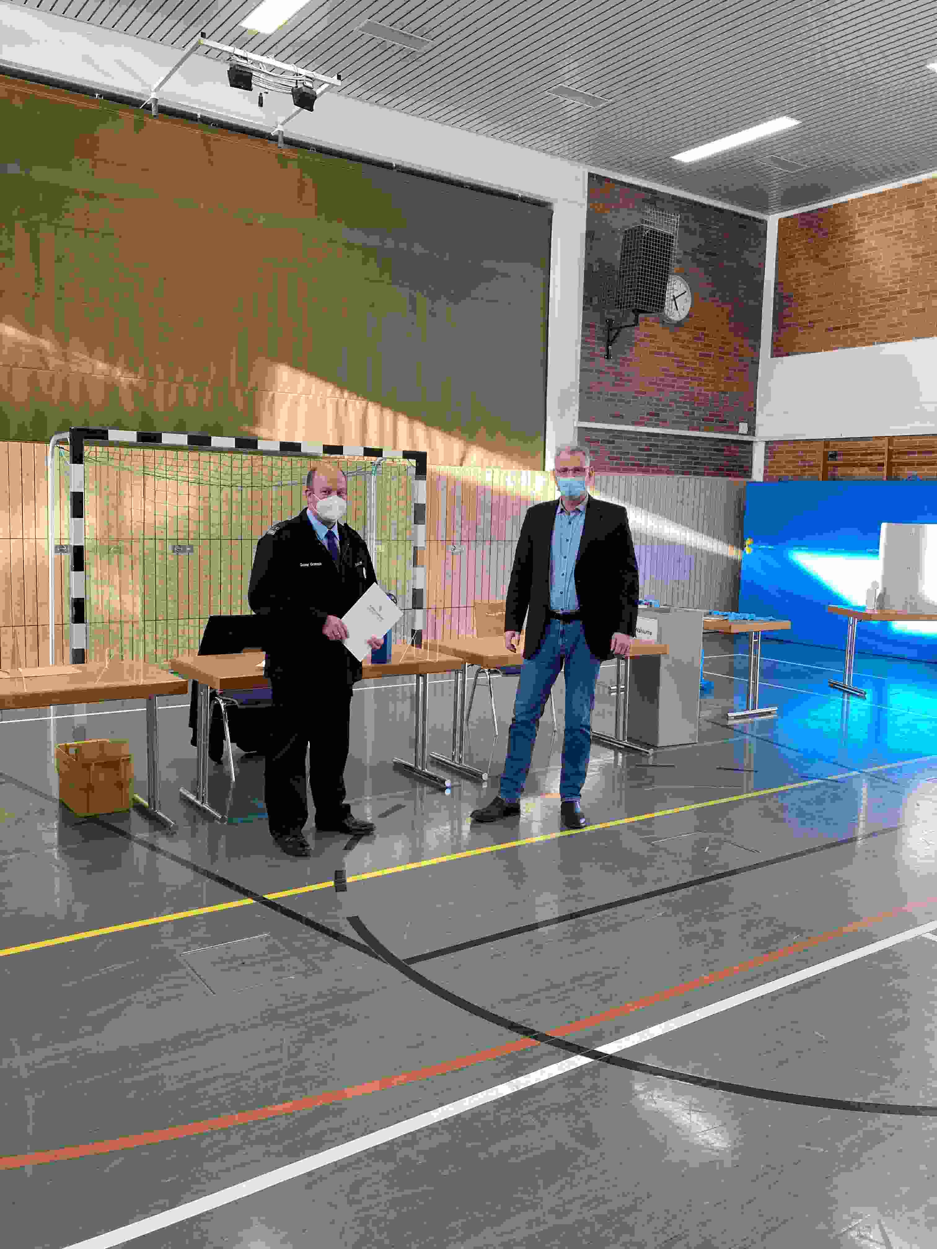 Bild von links: Gunnar Gramsch, Bürgermeister Bruchhäuser