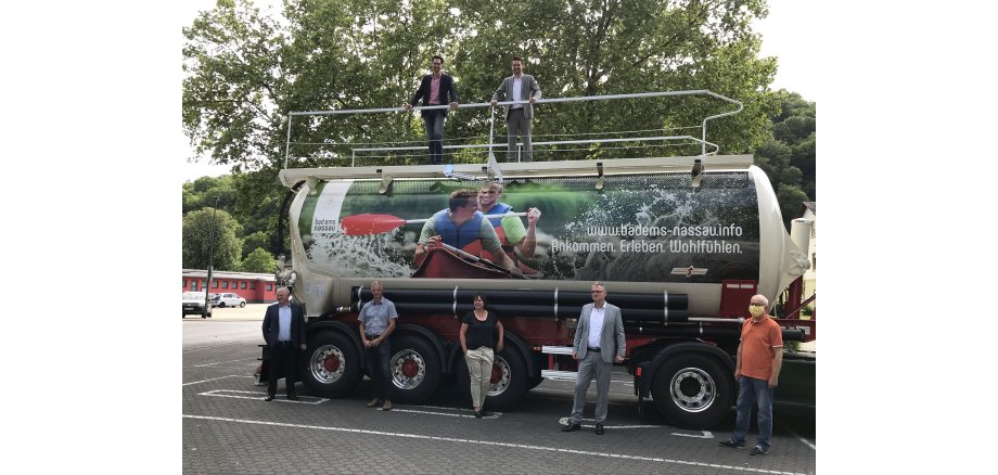 Bürgermeister Uwe Bruchhäuser, Landrat Frank Puchtler und die Stadtbürgermeister von Bad Ems und Nassau, Oliver Krügel und Manuel Liguori vor dem Silo Auflieger