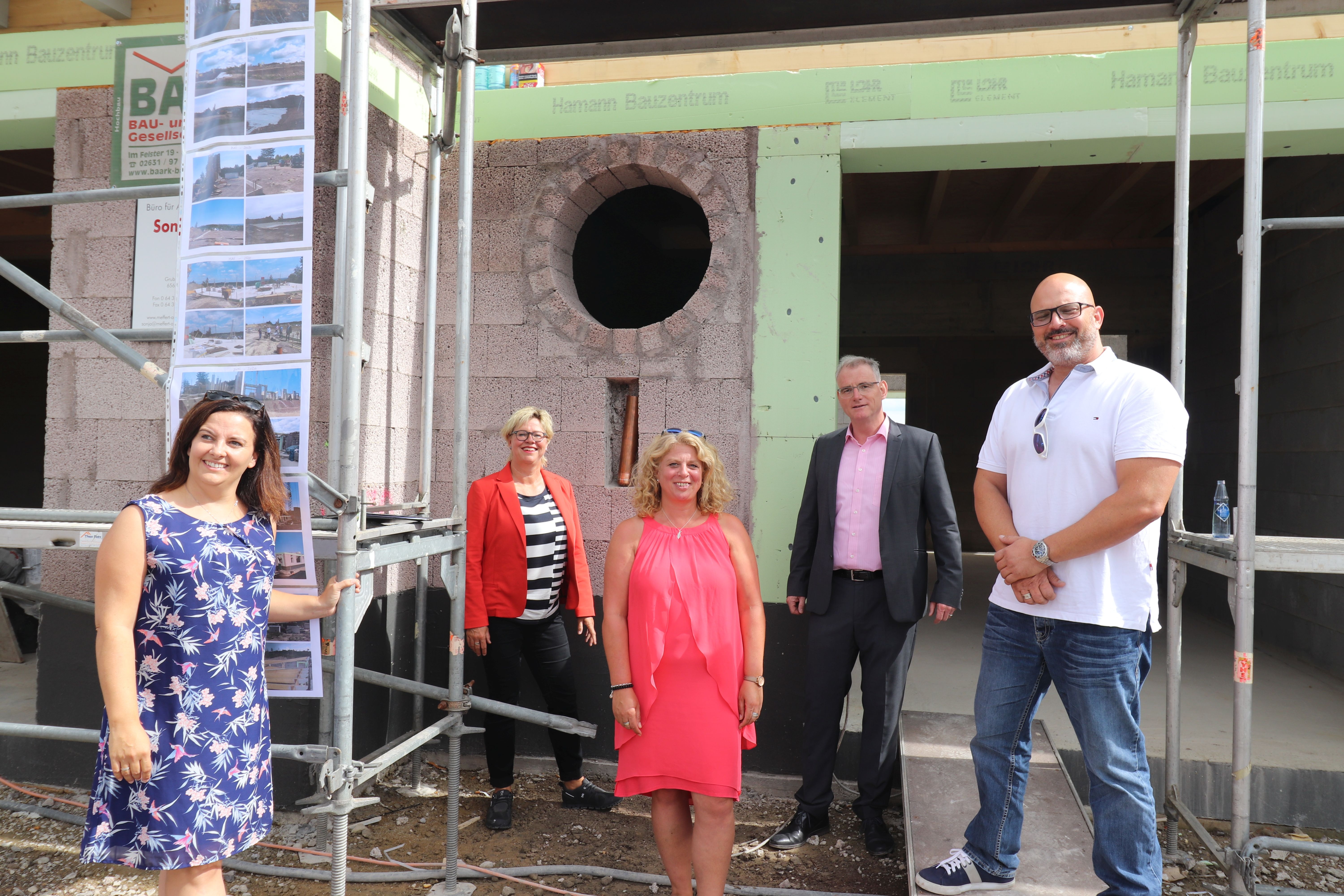 v.l.n.r. Bianca Schmitt (Elternausschuss), Architektin Sonja Meffert, Kita-Leitung Tanja Ewerth, Bürgermeister Uwe Bruchhäuser, Ortsbürgermeister Stefan Mertlich