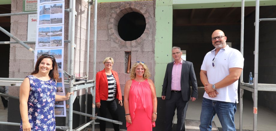 v.l.n.r. Bianca Schmitt (Elternausschuss), Architektin Sonja Meffert, Kita-Leitung Tanja Ewerth, Bürgermeister Uwe Bruchhäuser, Ortsbürgermeister Stefan Mertlich