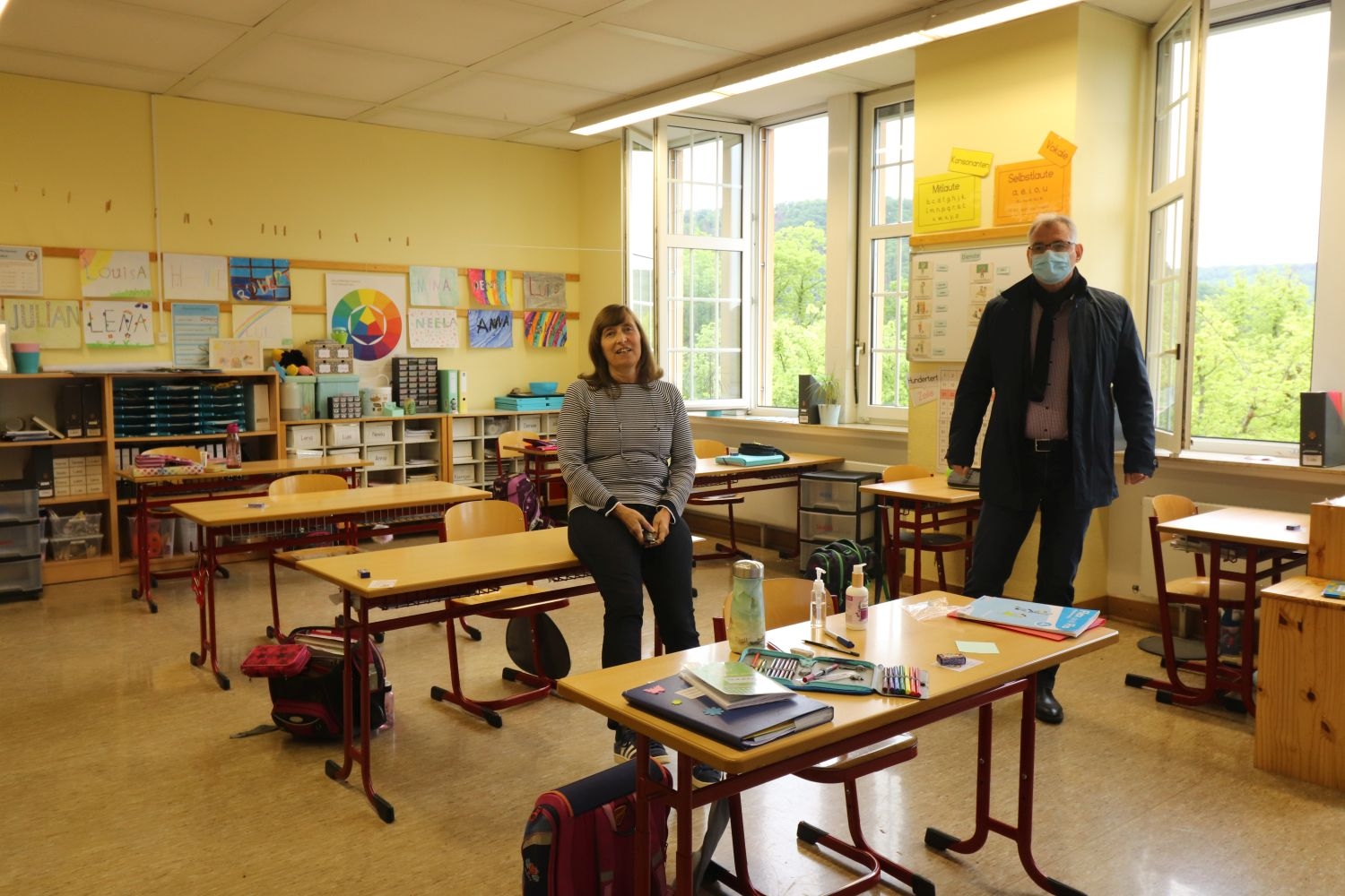 Bürgermeister Uwe Bruchhäuser in einem Klassenraum bei Schulleiterin Frau Münz