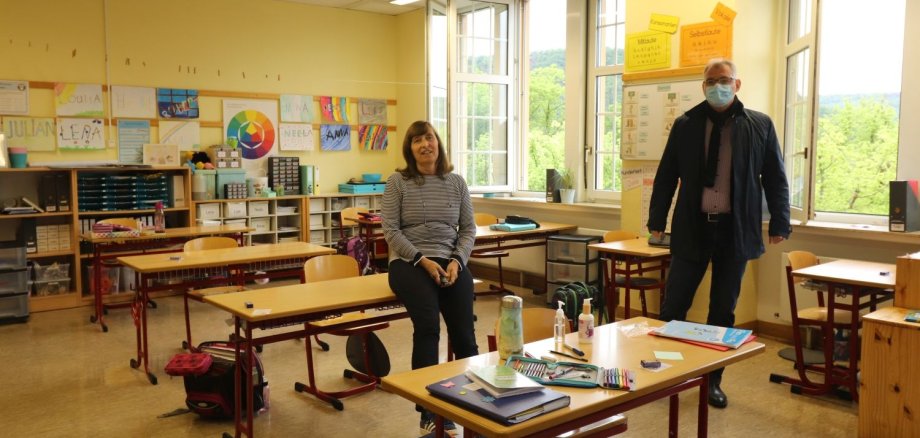 Bürgermeister Uwe Bruchhäuser in einem Klassenraum bei Schulleiterin Frau Münz