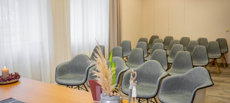 Bild: Das Trauzimmer erscheint nun in warmer, moderner Optik.
