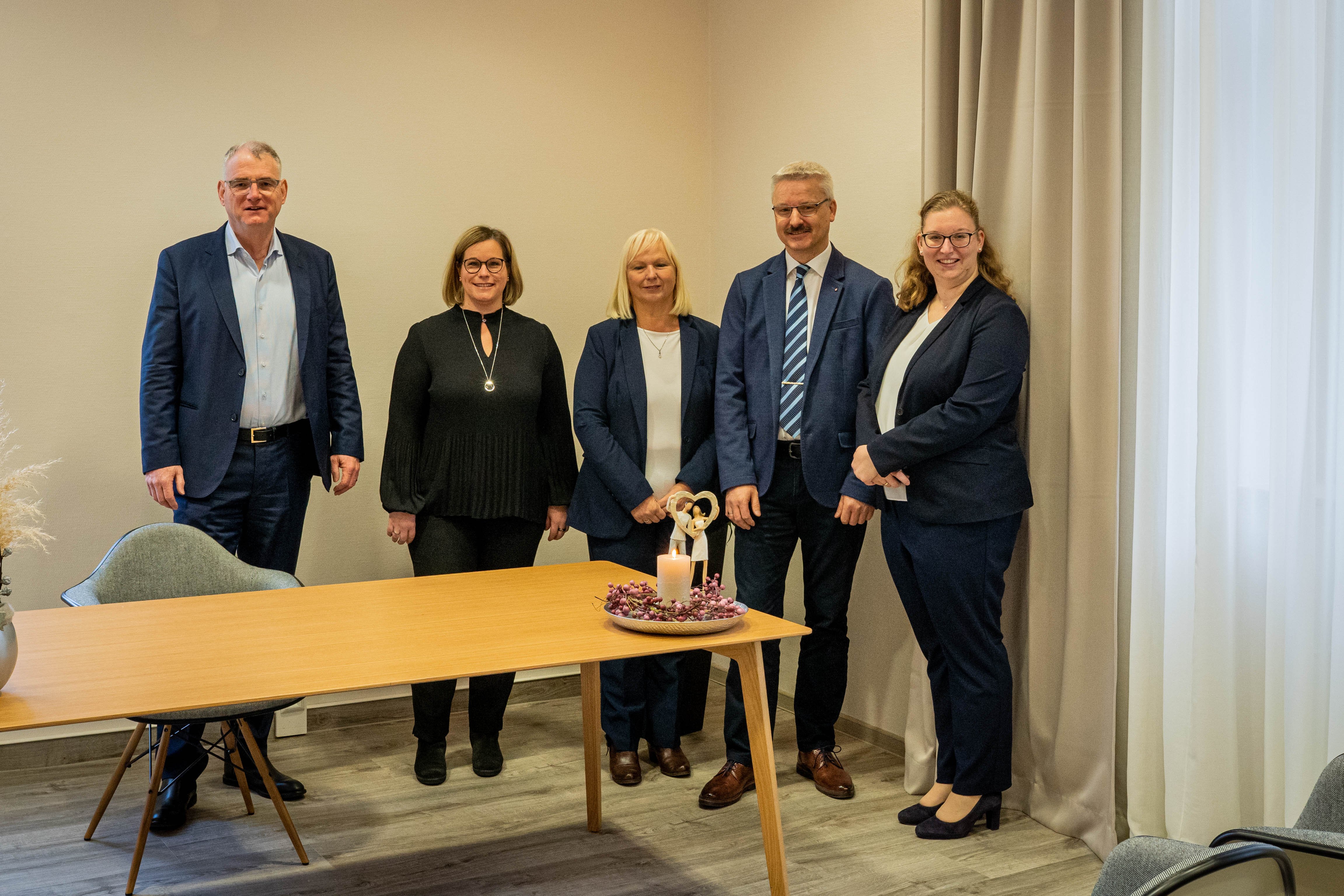 Foto: Bürgermeister Bruchhäuser eröffnete gemeinsam mit den Mitarbeitern des Standesamtes das neue Trauzimmer.