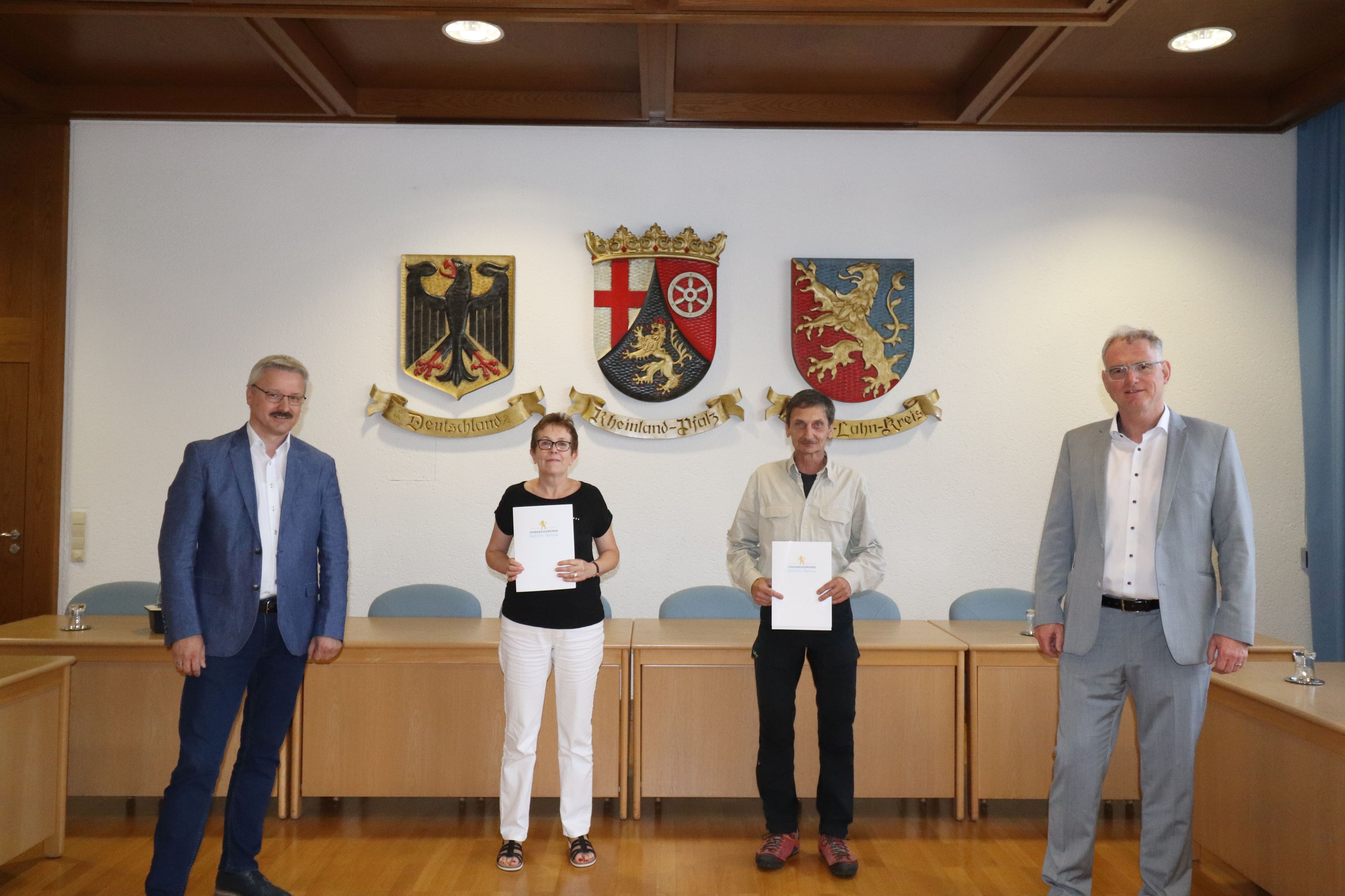 v.l.n.r. Thomas Gohmann (Personalratsvorsitzender), Frau Astrid Merz, Herr Peter Mehlem, Uwe Bruchhäuser (Bürgermeister)