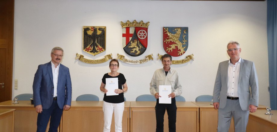 v.l.n.r. Thomas Gohmann (Personalratsvorsitzender), Frau Astrid Merz, Herr Peter Mehlem, Uwe Bruchhäuser (Bürgermeister)
