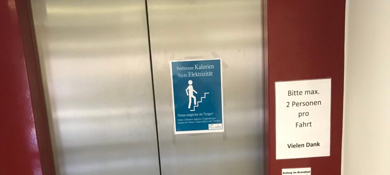 Bild vor dem Aufzug