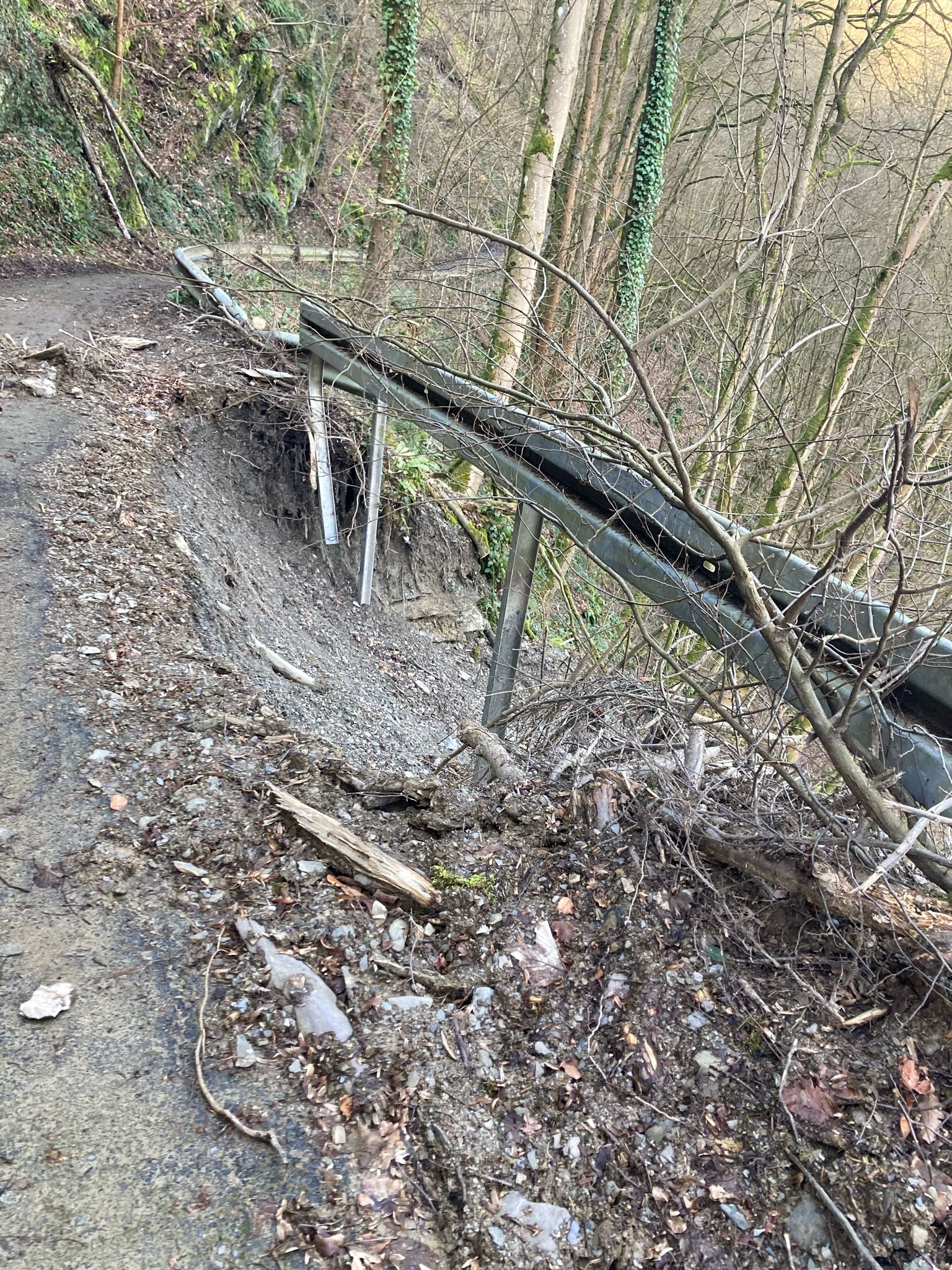 Von links: Ausbildungsleiter Michael Lempka, Vanessa Schäfer, Beigeordneter Lutz Zaun, Jasmin Bröder und Felix Gleim